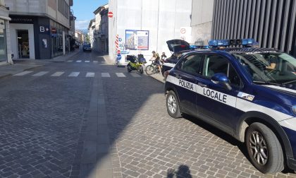 Incidente tra auto e scooter in centro a Thiene: 50enne ferito