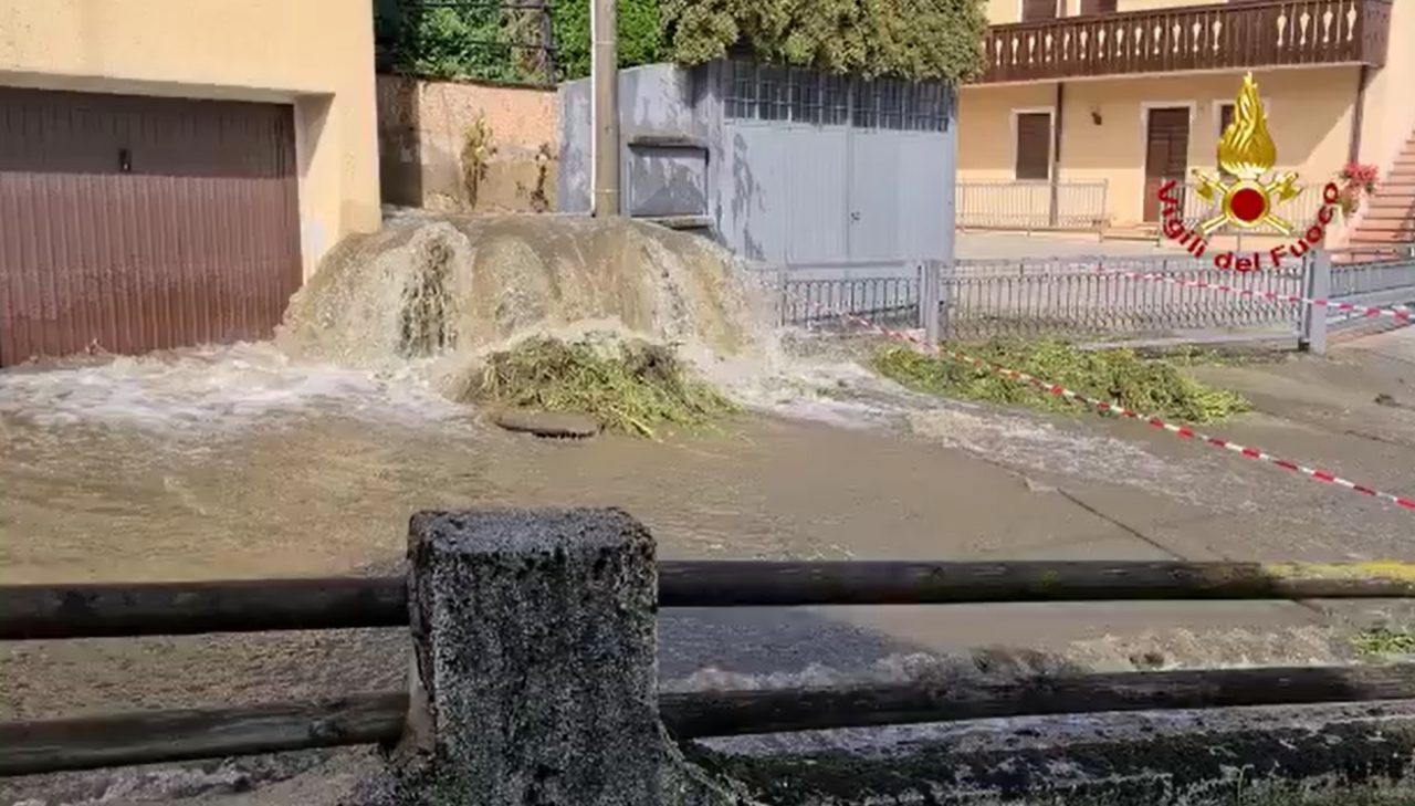 Asiago, esonda roggia di scolo: colpa dei “tappi d’erba” – VIDEO
