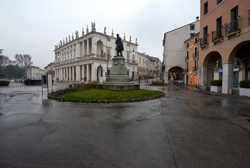 Grossa perdita d’acqua in Piazza Matteotti a Vicenza: si è rotto un tratto dell’acquedotto!