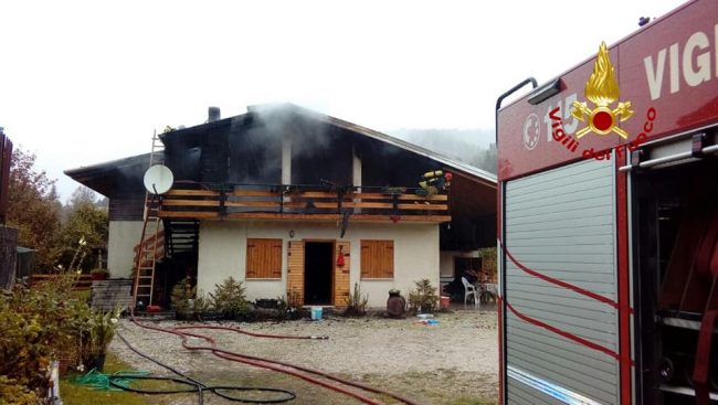 Canna fumaria prende fuoco e l'incendio si estende al tetto in legno della villetta: paura a Solagna