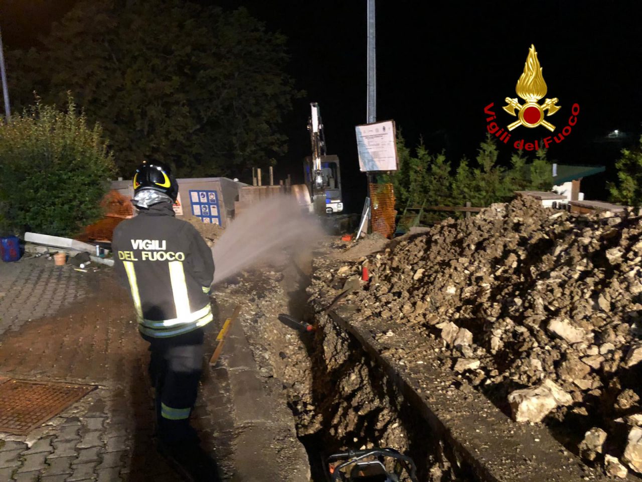 Si rompe il tubo del gas durante gli scavi a Foza: intervengono i Vigili del fuoco – FOTO