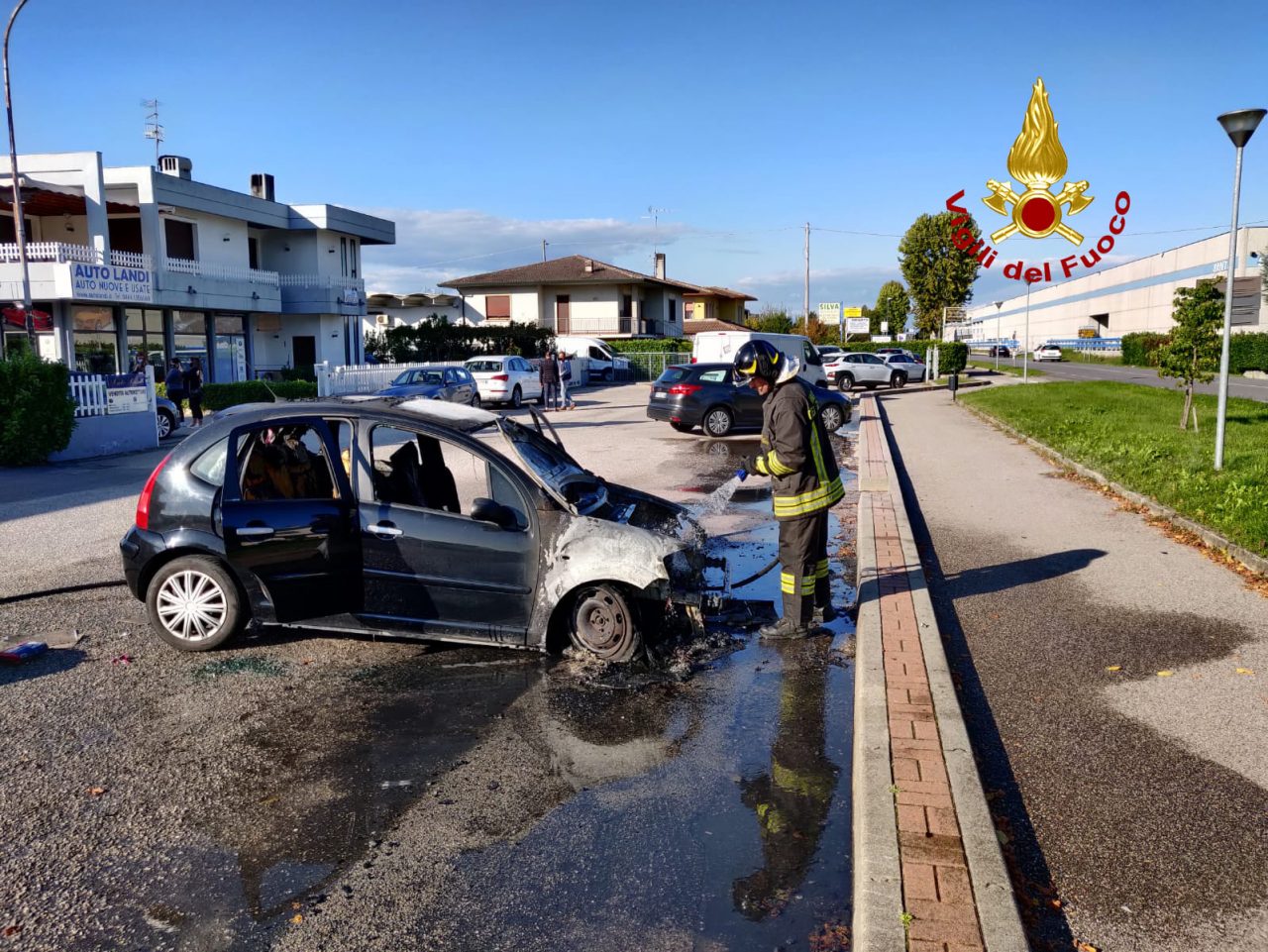 Fumo dal cofano, poi l’auto prende fuoco: guidatore salvo appena in tempo a Sarego