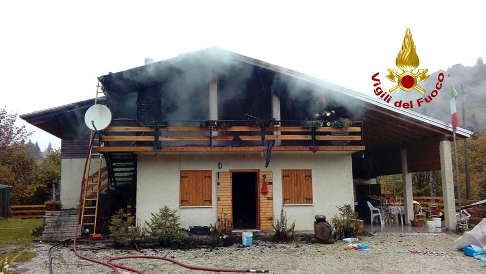 Canna fumaria prende fuoco e l’incendio si estende al tetto in legno della villetta: paura a Solagna