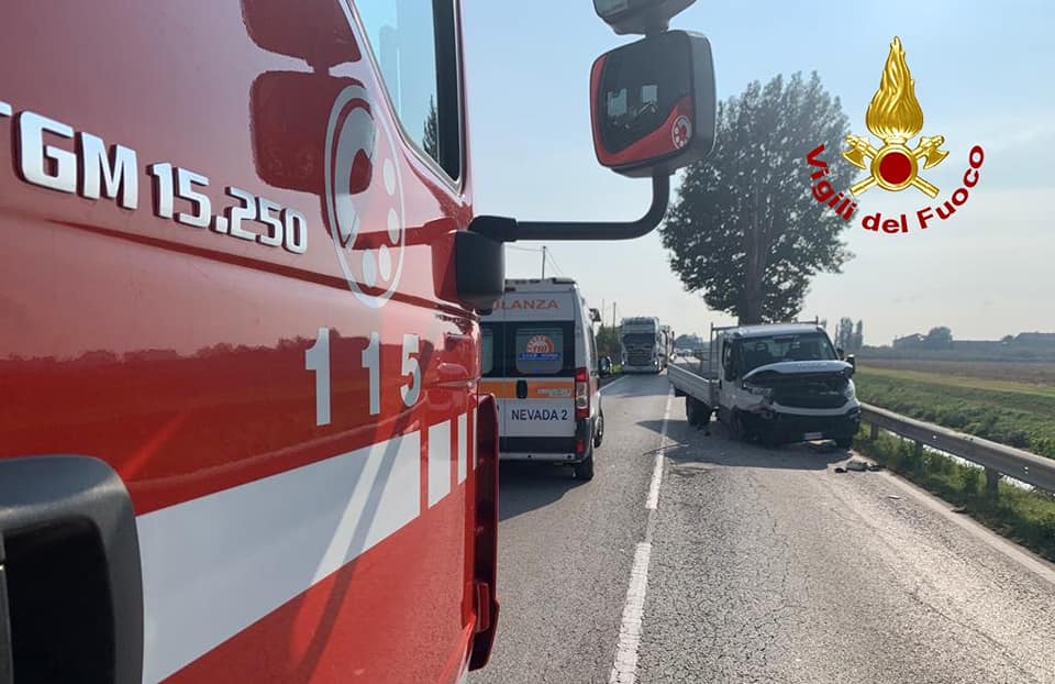Noventa Vicentina, violento frontale tra auto e furgone: donna ferita. Vicenza: perdita di gas, auto in fiamme – VIDEO