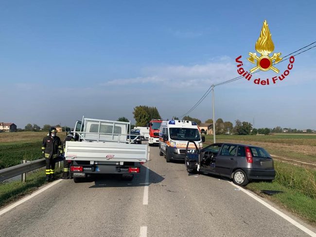 Noventa Vicentina, violento frontale tra auto e furgone: donna ferita. Vicenza: perdita di gas, auto in fiamme - VIDEO