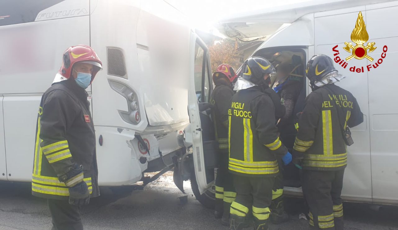 Montecchio Maggiore, scuolabus tamponato da furgone: l’autista ferita estratta dalla lamiere – FOTO