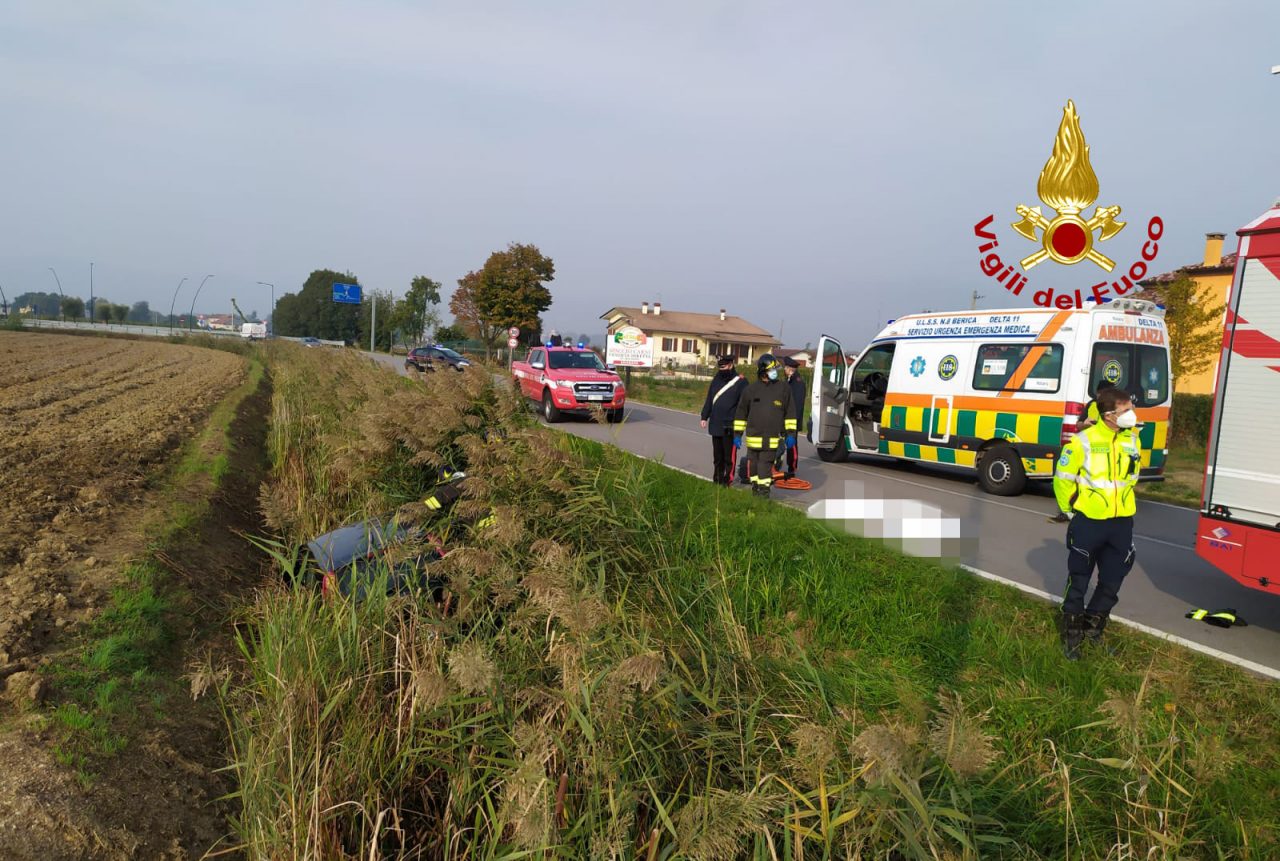 Malore fatale alla guida, finisce con l’auto nel fosso: morto 72enne a Barbarano Mossano – FOTO