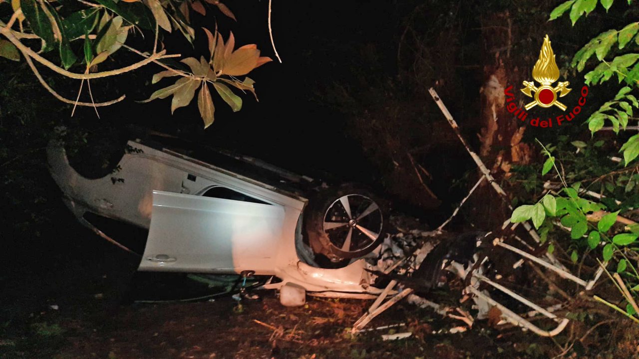 Bassano del Grappa, violento scontro tra due auto: conducente estratta dalle lamiere della vettura rovesciata - FOTO