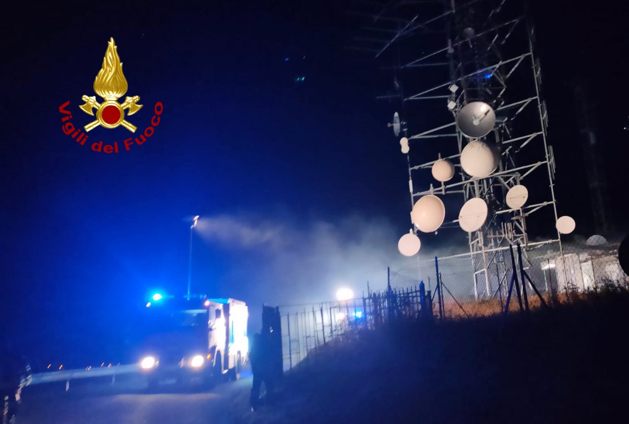 Monte Rubbio, a fuoco i locali tecnologici dei ripetitori radio tv: probabile guasto elettrico