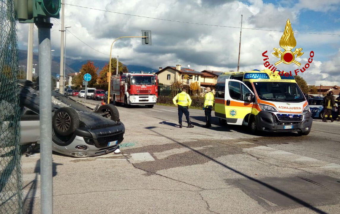 scontro con l ambulanza in codice rosso auto capovolta ferita una donna prima vicenza