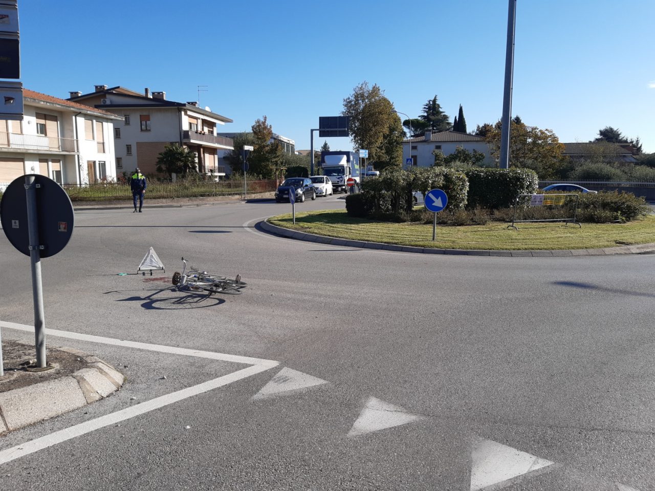 Investe ciclista 83enne a Thiene e fugge, poi il ripensamento: “Sono la responsabile, ho avuto paura” – FOTO