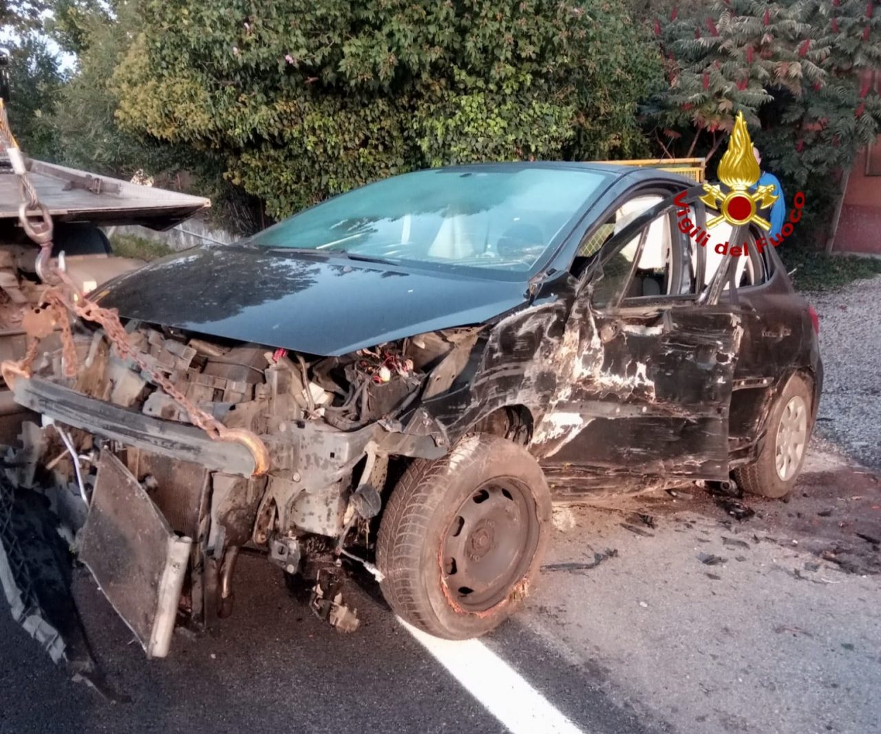 Si schianta all’alba contro un cancello: auto distrutta, conducente estratto dalle lamiere – FOTO