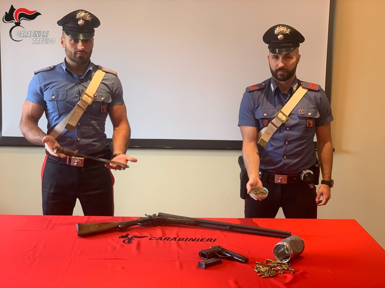 Spara in aria per intimidire i clienti del locale: 47enne vicentino nei guai