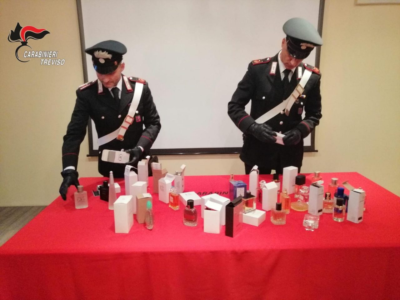 Flaconi di profumi con marchi contraffatti, denunciato 49enne di Schiavon