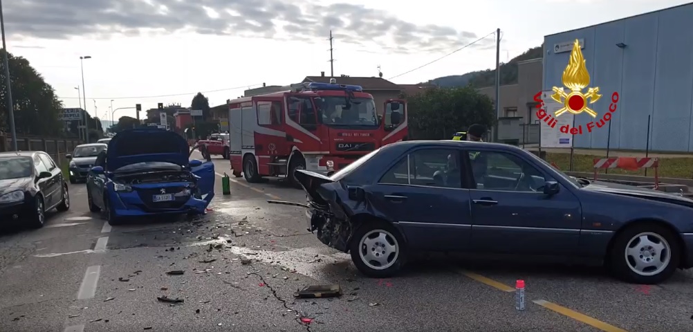 Incidente Chiampo, scontro tra tre auto sulla SP43: due feriti – VIDEO