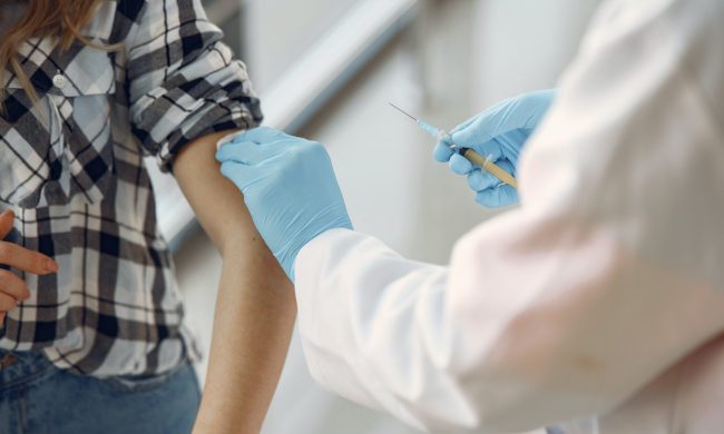 Vaccino anti Covid, confermate le sedute per gli over 80. Tremila dosi già sospese: saranno recuperate tra sabato e lunedì