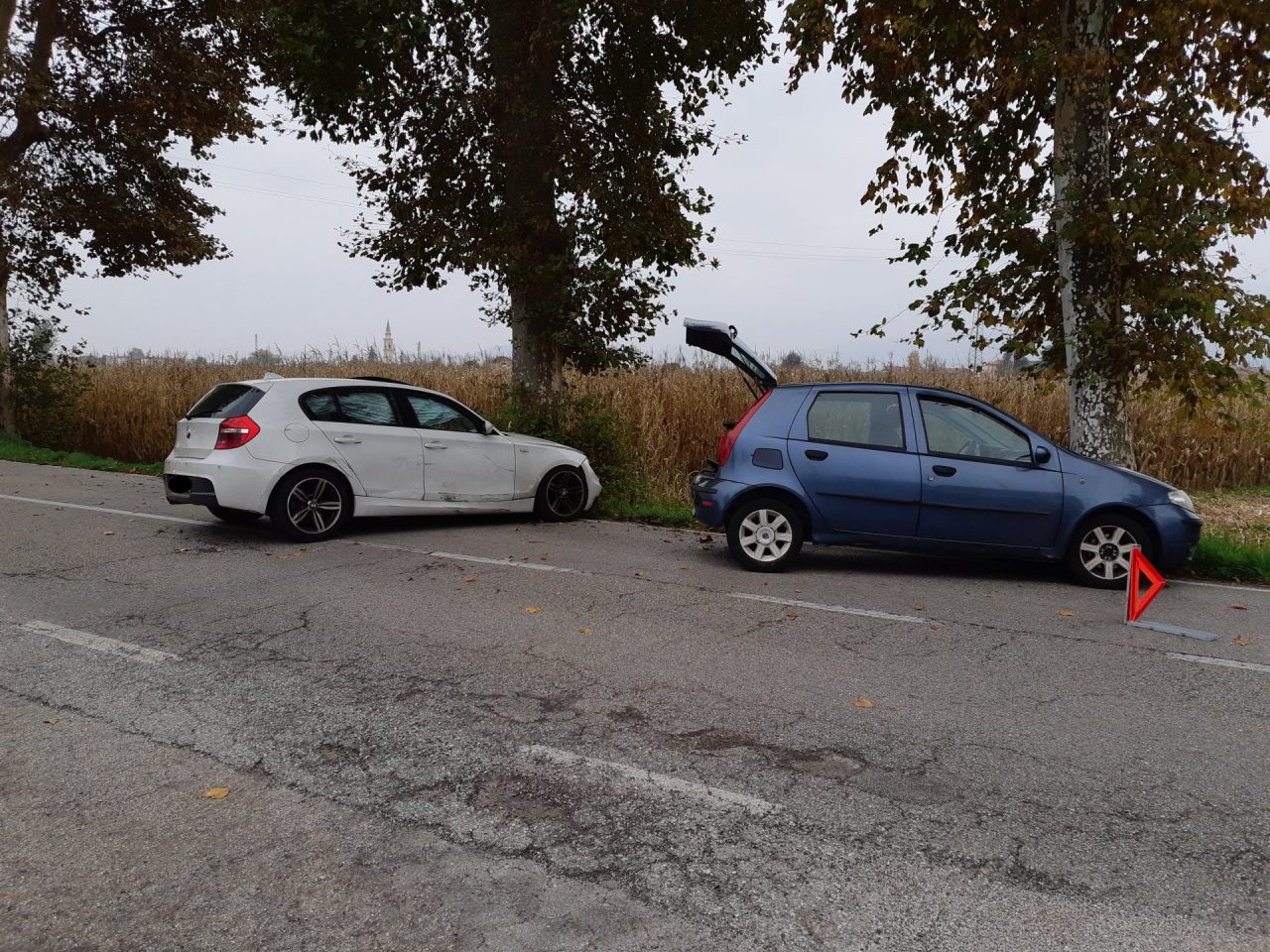 Incidente a Schio, si scontrano e finiscono contro gli alberi: due scledensi feriti