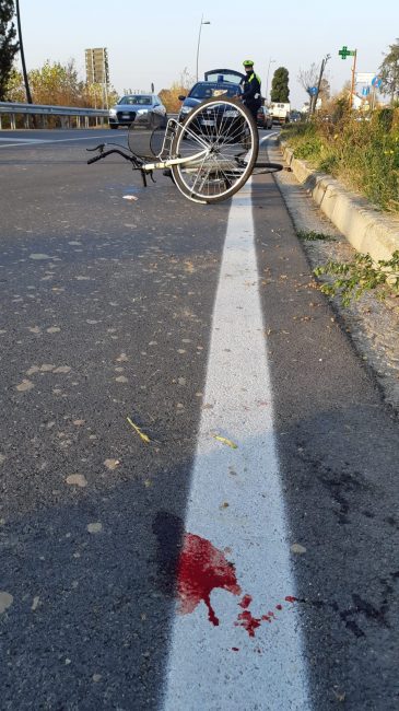 Bolzano Vicentino, 70enne investita in bicicletta batte la testa contro il parabrezza e finisce all'ospedale