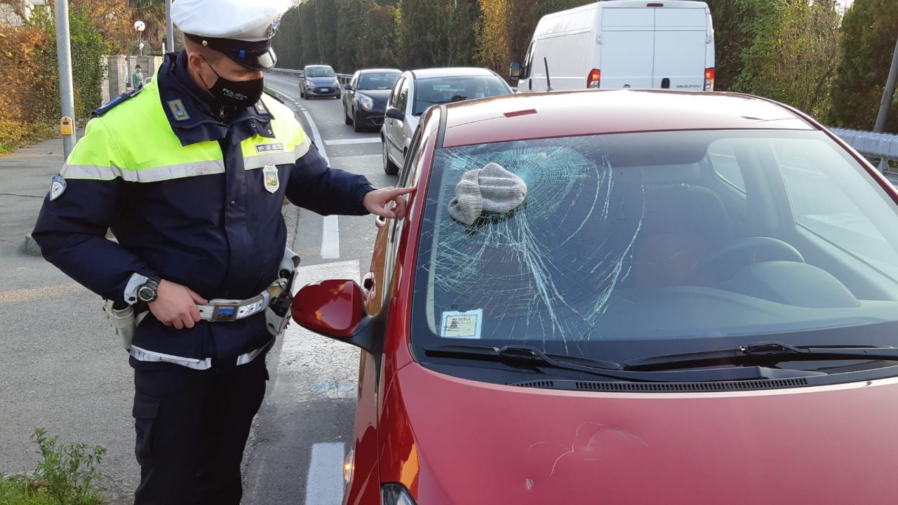 Bolzano Vicentino, 70enne investita in bicicletta batte la testa contro il parabrezza e finisce all’ospedale