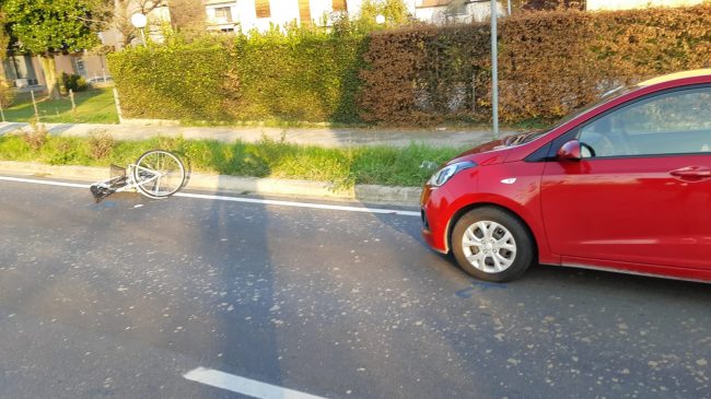 Bolzano Vicentino, 70enne investita in bicicletta batte la testa contro il parabrezza e finisce all'ospedale