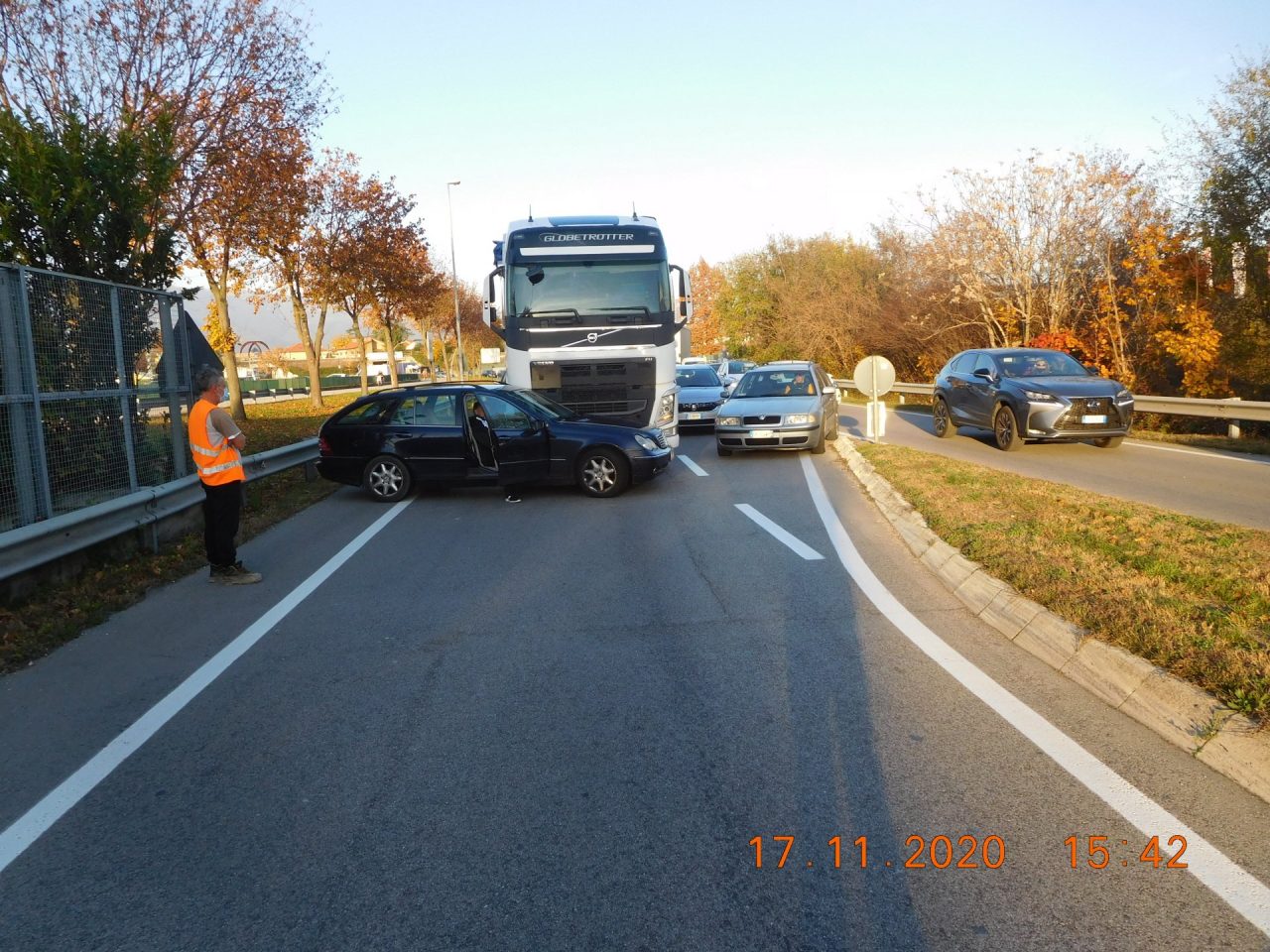 Incidente a Thiene, scontro tra auto e camion: 52enne ferito