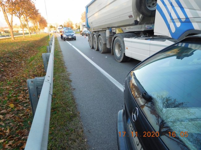 Incidente a Thiene, scontro tra auto e camion: 52enne ferito