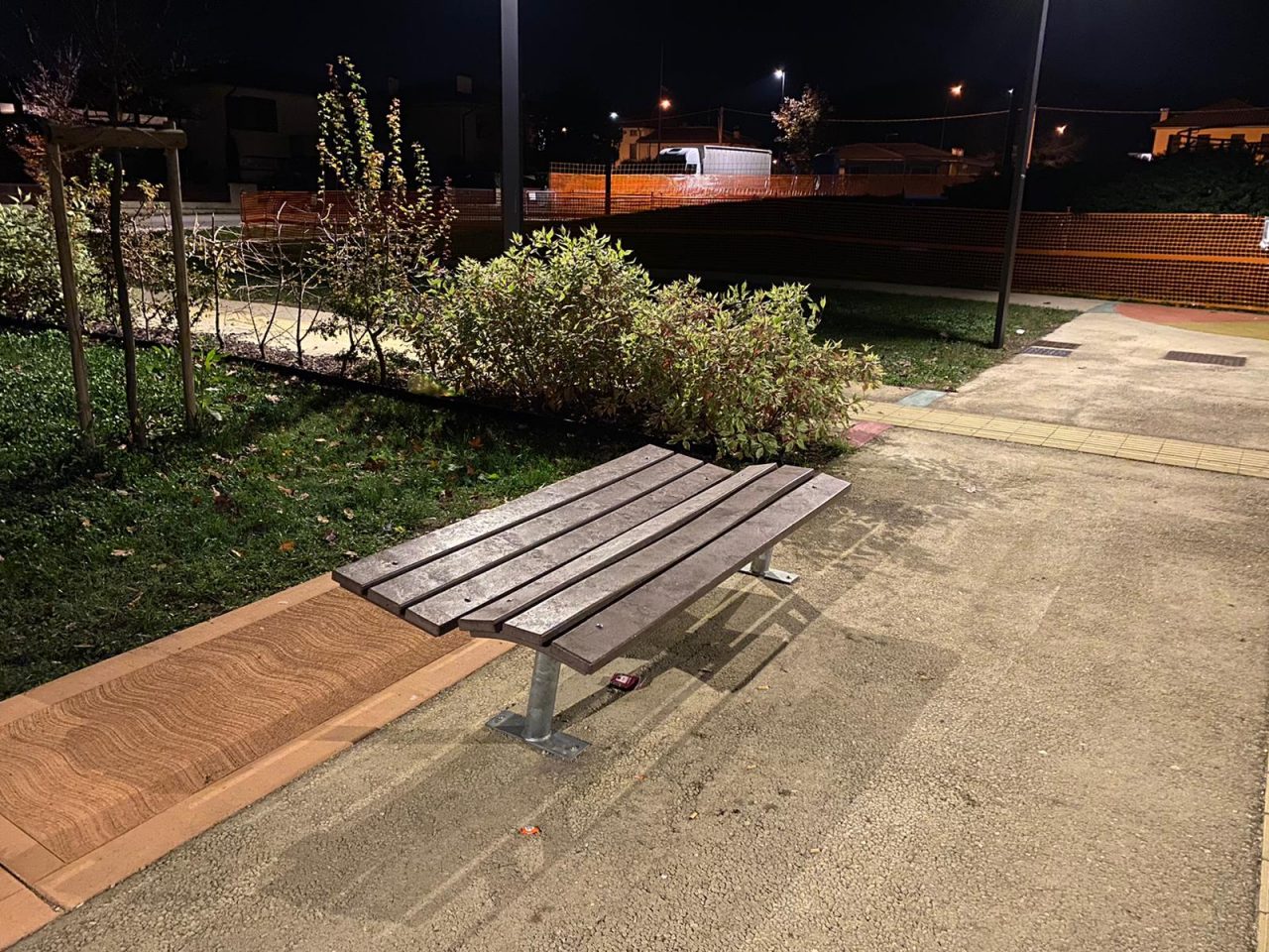 Parco Inclusivo di Magrè, ripresi dalle telecamere mentre “spianano” una panchina: quattro minorenni nei guai