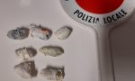 Droga a pochi metri da un gruppo di minorenni