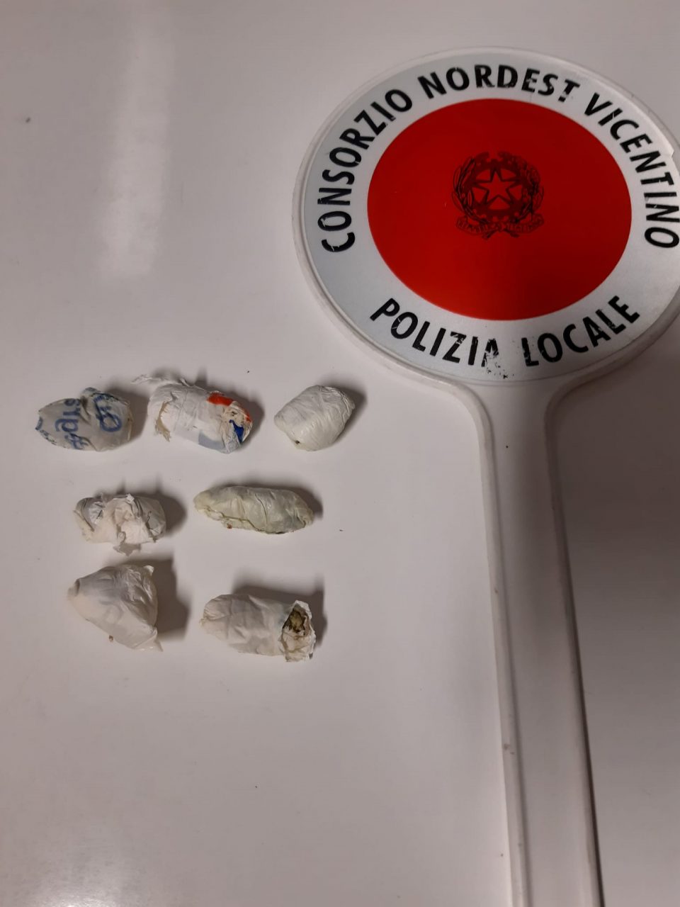 Droga a pochi metri da un gruppo di minorenni
