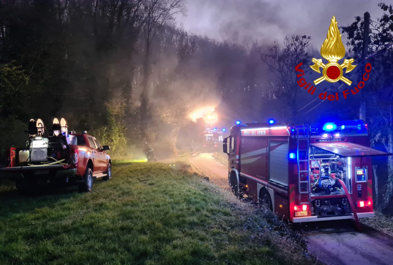 Materiali abbandonati e sterpaglie prendono fuoco, paura a Barbarano Mossano VIDEO