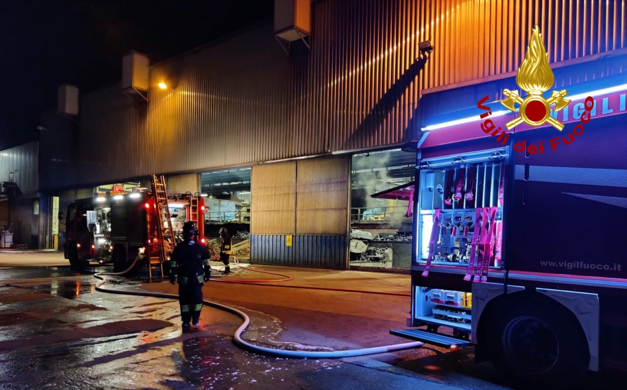 Incendio fonderia a Schio, dall’altoforno fuoriesce materiale fuso: rogo domato all’alba – FOTO