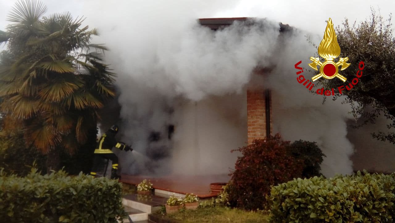 Paura a Rosà, incendio in una villetta: distrutto il laboratorio di hobbistica – FOTO