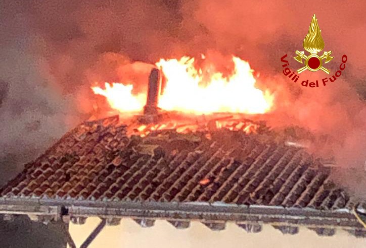 Incendio a Valli del Pasubio: in fiamme la copertura della casa