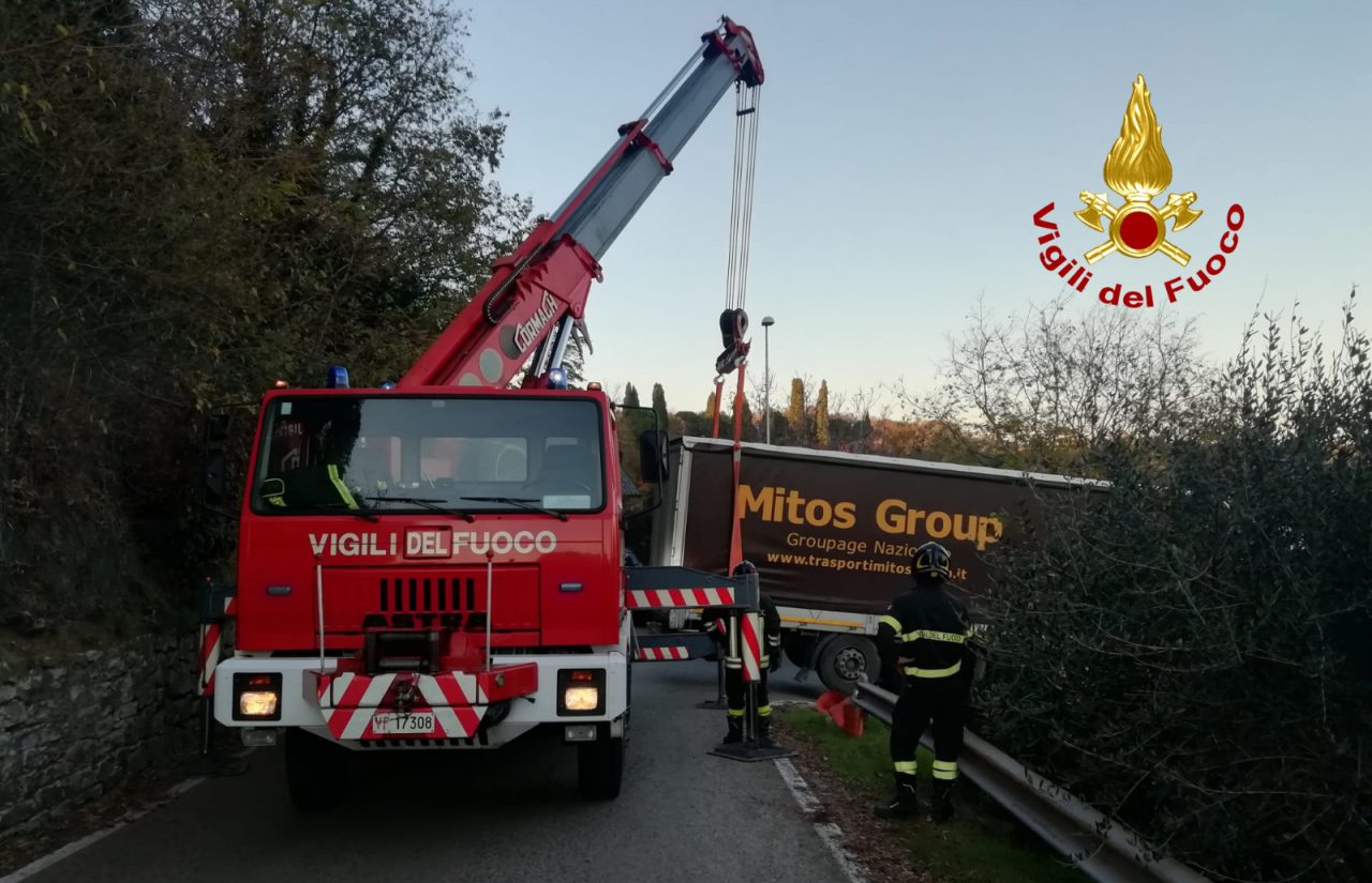 Tir in manovra resta incastrato tra i tornanti