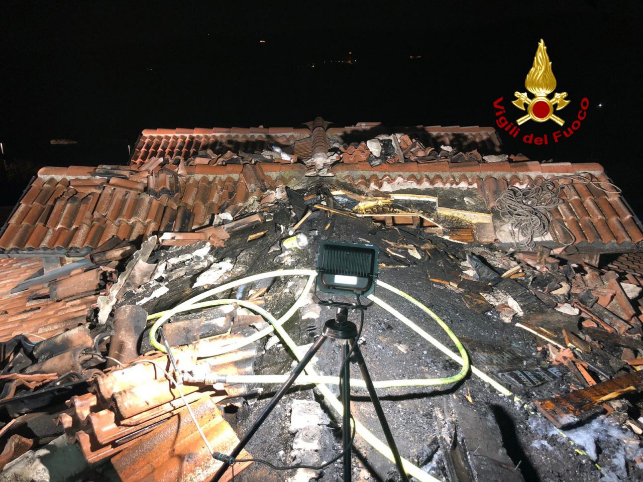 Paura a Trissino, tetto di un’abitazione in fiamme: probabile malfunzionamento della canna fumaria – FOTO
