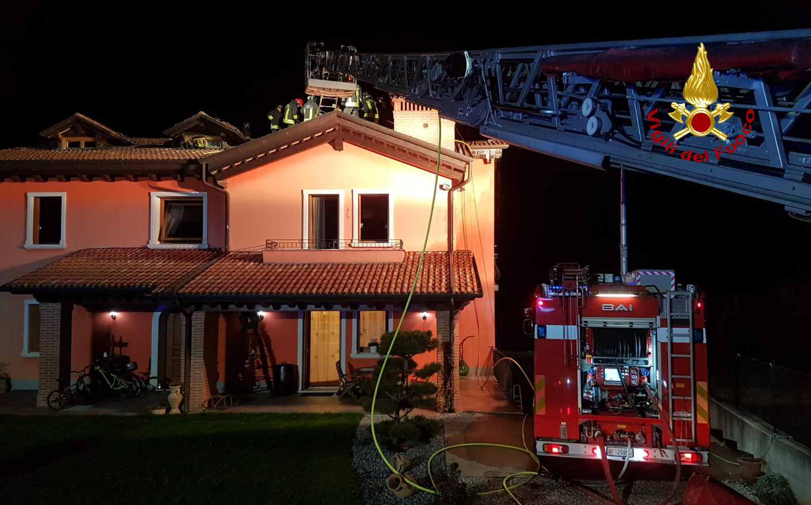 Paura a Trissino, tetto di un'abitazione in fiamme: probabile malfunzionamento della canna fumaria - FOTO