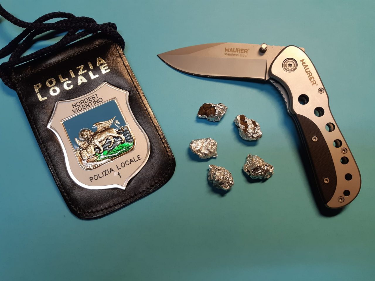 Hashish e coltello in tasca a 14 anni appena compiuti: denunciato