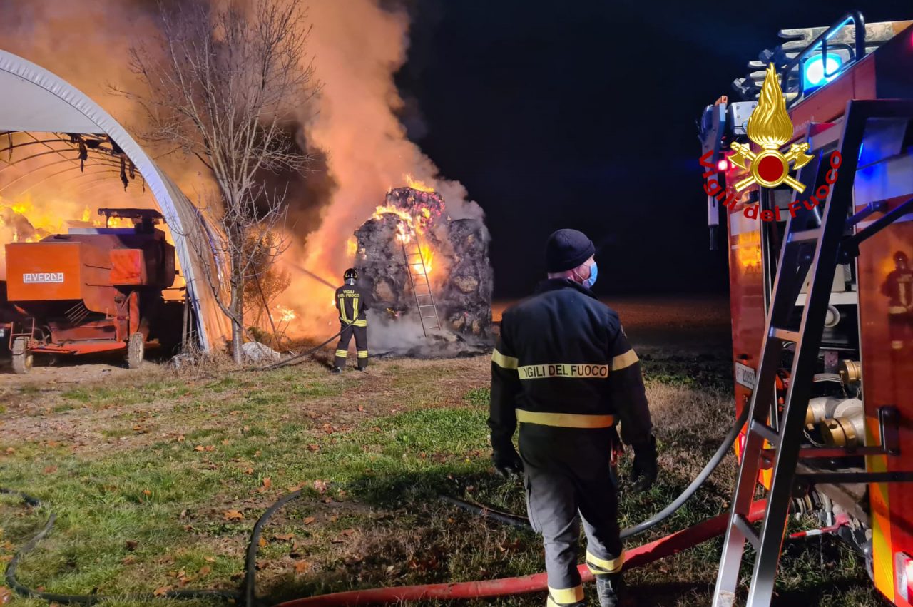 Trecento balle di fieno in fiamme nell’agriturismo: Vigili del fuoco al lavoro – FOTO