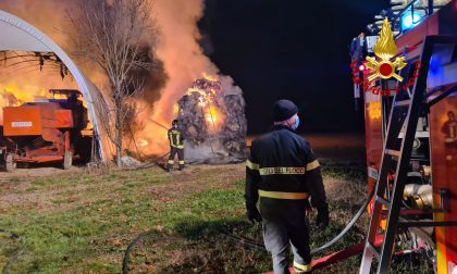 Trecento balle di fieno in fiamme nell'agriturismo: Vigili del fuoco al lavoro - FOTO