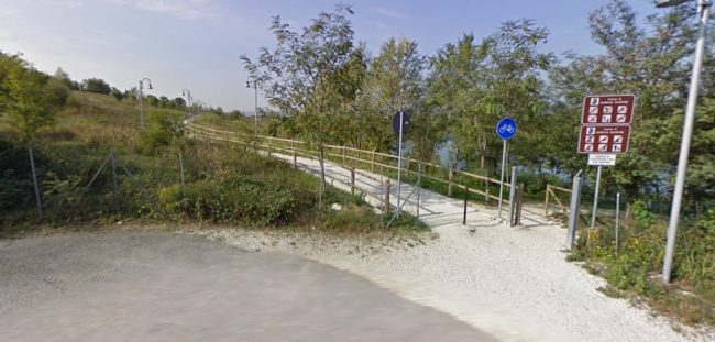 Maniaco sulla ciclabile, 40enne aggredita e molestata: indagini in corso