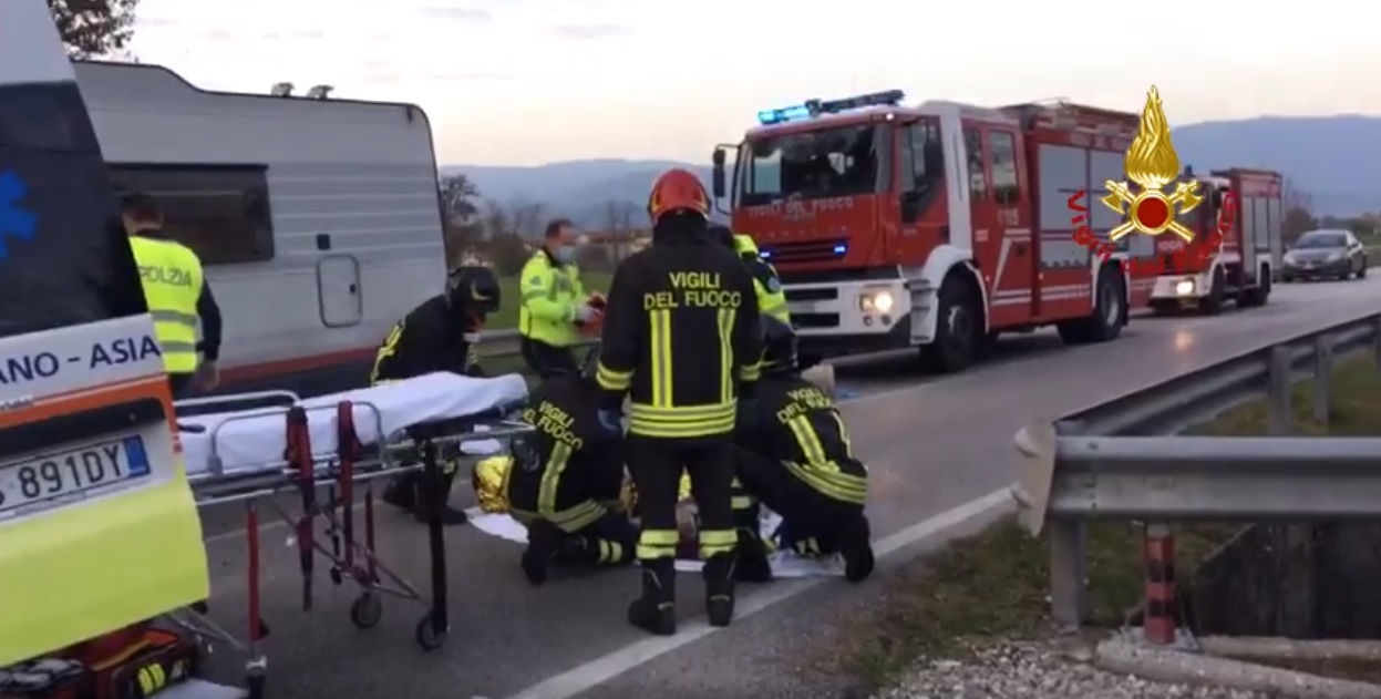 Tragico frontale tra camper e auto a Nove: un morto e due feriti. Vittima un 71enne di Romano d’Ezzelino – VIDEO