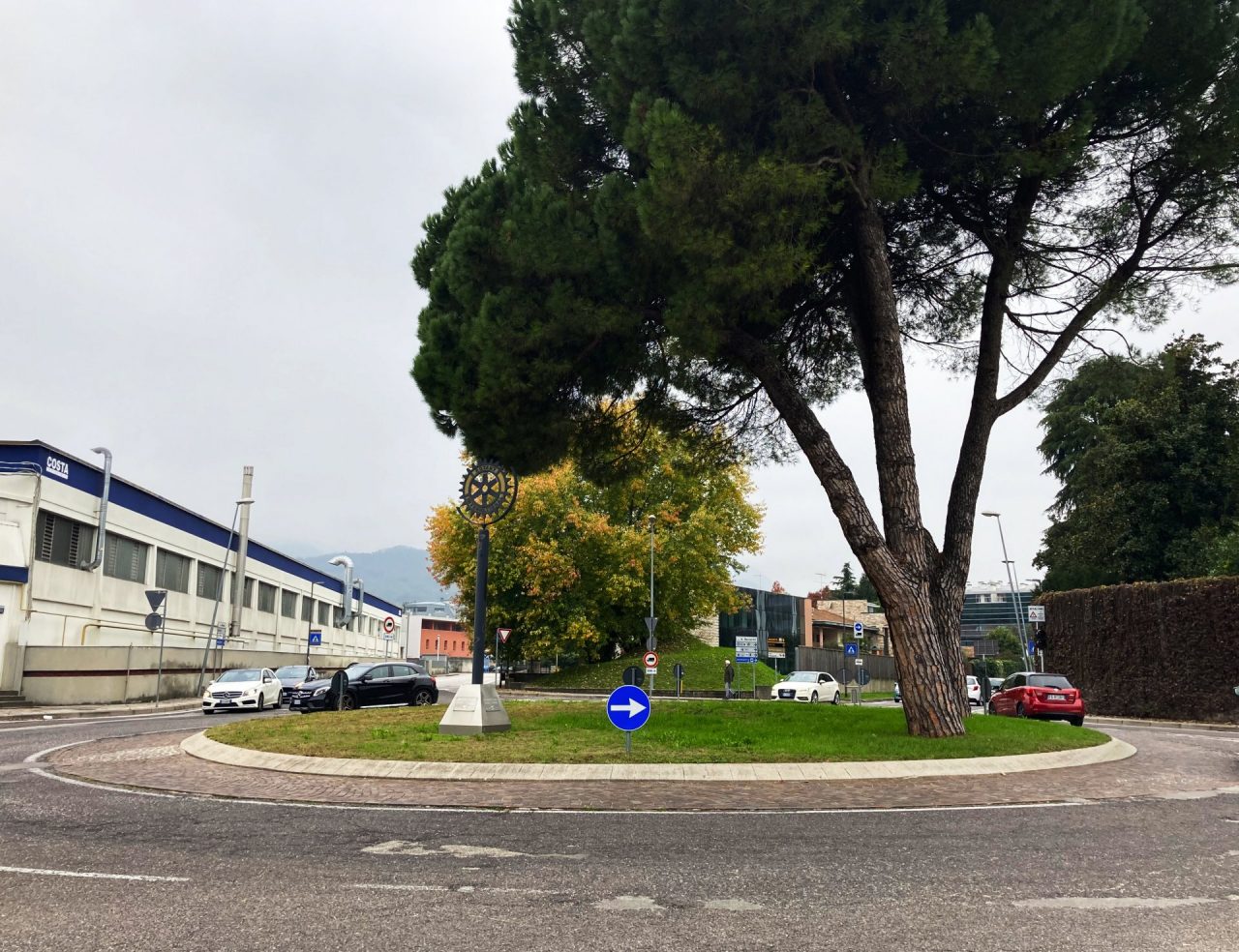 Rotatoria di Porta Venezia a Schio, lavori in notturna per il rifacimento del manto stradale