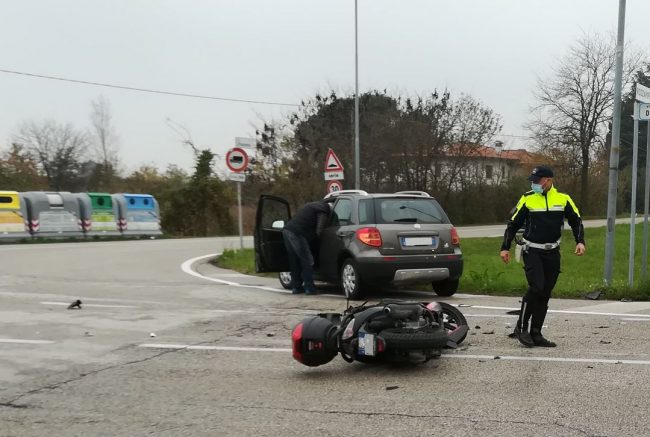 Incidente a Thiene, mancata precedenza alla moto: ferito centauro 34enne