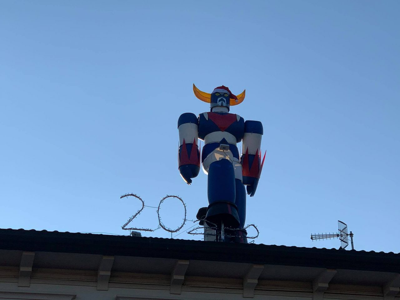 Il robot Goldrake atterra sui tetti di Arzignano e dà un calcio al 2020