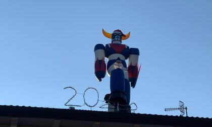 Il robot Goldrake atterra sui tetti di Arzignano e dà un calcio al 2020