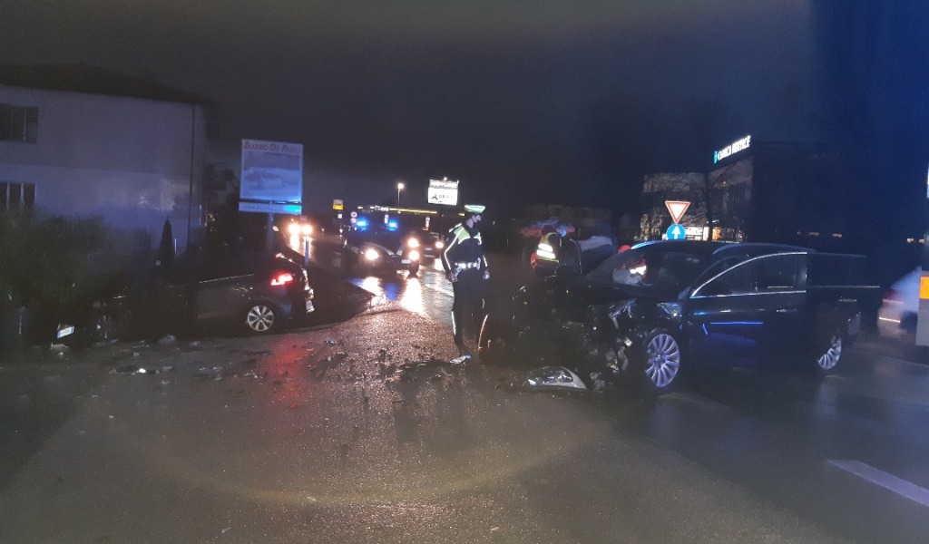 64enne perde il controllo dell’auto e si schianta contro un altro veicolo: 6 feriti in ospedale