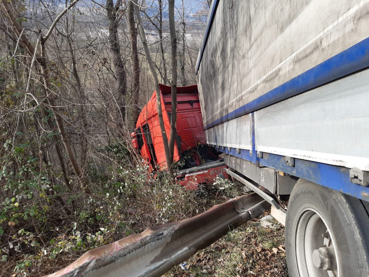 Camion sospeso sul ciglio della scarpata a Cogollo del Cengio: autista in salvo – FOTO