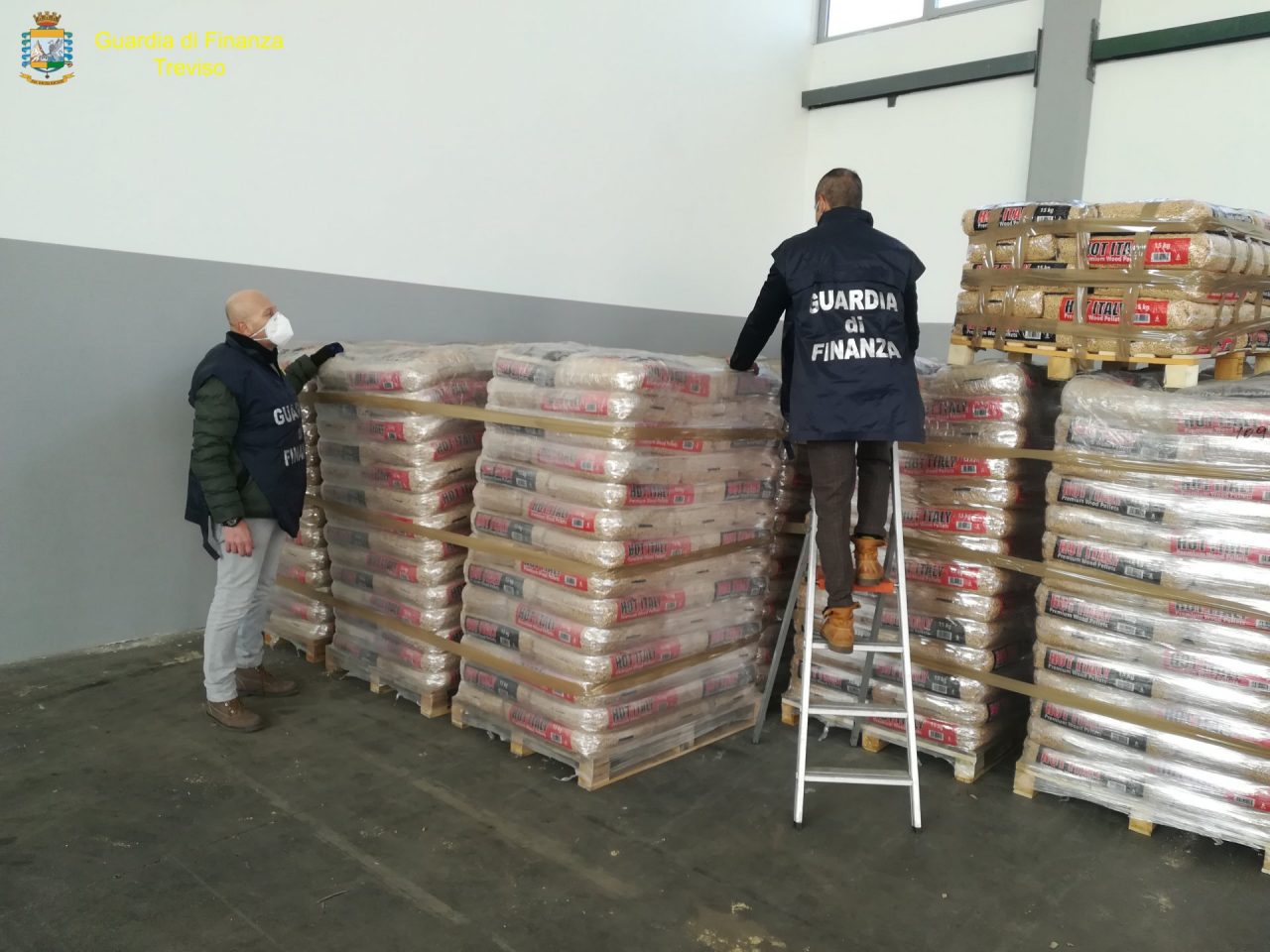 Vendita di pellet irregolare, 25 tonnellate di prodotto sequestrate in un capannone a Cassola