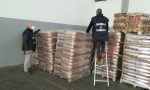Vendita di pellet irregolare, 25 tonnellate di prodotto sequestrate in un capannone a Cassola