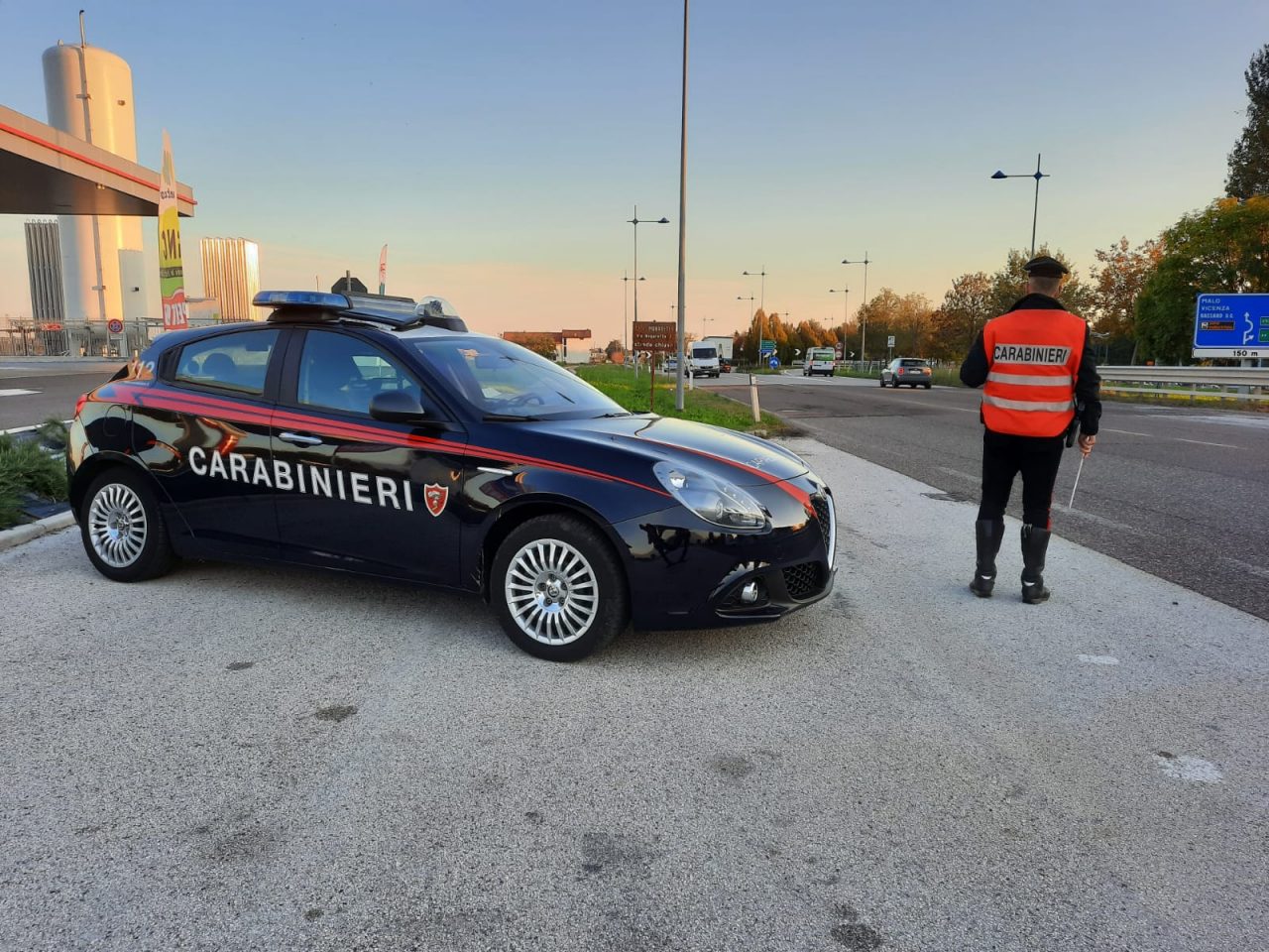 Colto sul fatto, ladro sorpreso mentre carica la refurtiva in auto